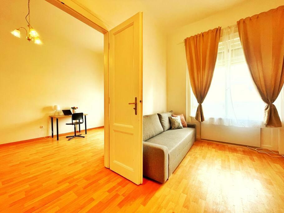 Central Spacious Flat Budapest Esterno foto